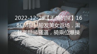 偷窥美容院，夜幕降下，困意来袭，老板娘带着儿子一块裸睡，奶子阴毛小鸟都露光了，真屌  这母亲！