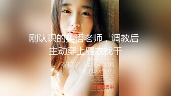 邪恶三人组下药迷翻公司的美女同事带回酒店各种姿势玩4P (4)