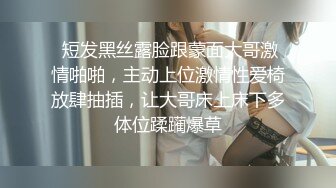 双飞两个极品身材嫩妹子 两个叠在一起干 几个男的轮流交换操还爆菊