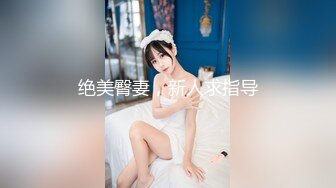 白牛仔裙美女内裤勒进屁股里