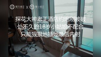 【一脸呆萌今日刚播女神】大红唇白嫩美乳，无毛骚穴更是诱人，水晶假屌深插，翘起双腿看得清楚，进进出出快速抽插