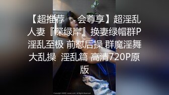 眼镜哥双飞两个粉嫩萌妹子，全程露脸激情大秀，让他们一起舔鸡巴亲小嘴，吃奶玩逼道具抽插，从床上草到床下