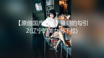 两个女的抢着吃鸡巴