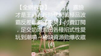 笑容很灿烂的漂亮小姐姐 拿着手机播放A片，声音很大 和男友一起看 忍不住抚摸对方 互啃进入状态