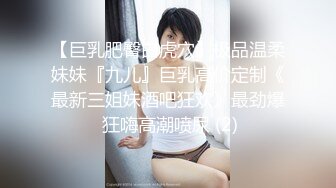 中性风酷酷短发小姐姐自慰诱惑，撩起衣服露奶子，没穿内裤诱人翘臀，掰穴特写玻璃棒抽插，娇喘呻吟嗯嗯叫