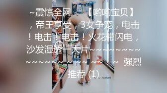 穿黑丝的女友和单男前戏