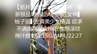 骚气眼镜女孩淫荡表情跪在床上撅着丰满屁股被大几吧后面操滚烫精液射嘴里