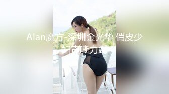 戴眼镜的小洋妞浴缸跪着吃鸡鸡