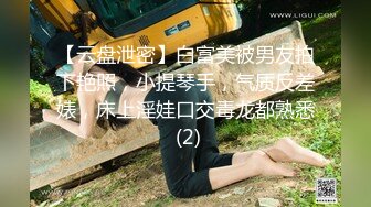 曾经超火P站宜家事件女主角▌Fullfive ▌街边树下跳蛋自慰，人来人往只要仔细看就能发现猫腻 大量潮吹喷射了一地！