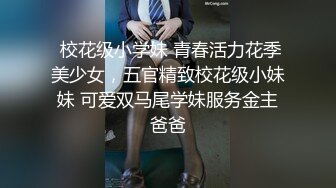 妹子拿着这根粗长的鸡巴就玩深喉