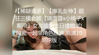 美女大学生宿舍内发骚，脱光衣服自摸自慰骚穴