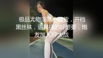 黑衣同學 躲在学校女厕所等待下课铃声响起女学生一群一群的来献逼