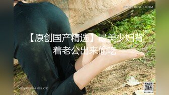  大奶肥臀超骚的小女人让大哥镜头前调教玩弄，小嘴塞满大鸡巴，撅着屁股舔菊花