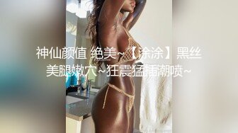 镜子前面操反差婊最爽了！网红脸美女跪着胯下吃鸡还对着镜子后入，大奶子一甩一甩 充满征服感