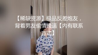 爱养猫咪的单身女士看了看手表，每晚准时自慰，时不时舔几口自己的奶子增加快感