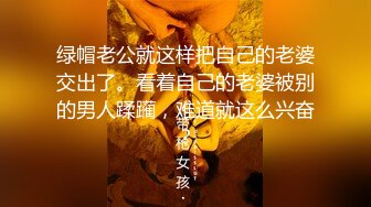 摄影大师高端诱惑作品身材丰腴性感外围嫩模连体吊带黑丝套被摄影师各种咸猪手亮点是大阴唇好像是种极品穴型1080P原版