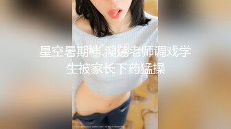 嗲嗲超会诱惑气质美女！性感睡衣大红唇！表情很魅惑，偶尔看下穴