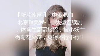 温柔似水的长筒靴小妹蹲那里静静的排尿很有淑女范