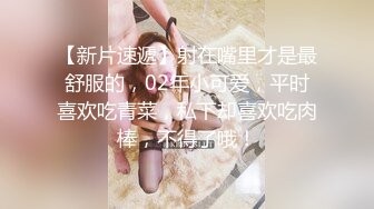 少妇的干女儿在客厅写作业，强势射到女人背上