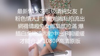   露脸新人妹子，欧式沙发全裸自慰，特写掰开蝴蝶逼，手指插穴表情很享受