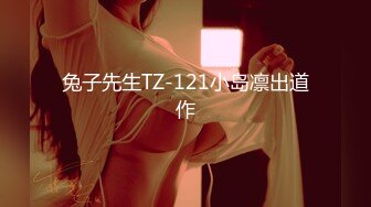 漂亮大奶美女 穿着红肚兜被操的呻吟不停 无套输出内射 浓稠精液流出