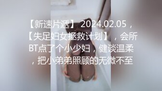 韵味阿姨带着女儿一起上厕所，阿姨还来着姨妈 嘘嘘的尿液流淌着姨妈血