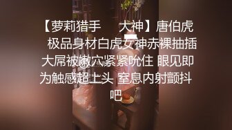 长相文静无毛白虎眼镜妹子道具自慰，撩起裙子露逼跳蛋塞入，按摩器震动阴蒂呻吟娇喘，跪在沙发上抬腿从下面震粉穴