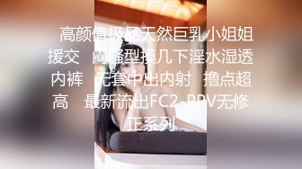  勾搭在田里干活的农村啊姨激情啪啪，交大鸡巴直接在拖拉机上面干她