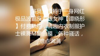 镜头放在洗手盆上面这对情侣玩自拍