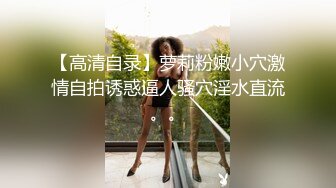 某办公楼厕所门板下看两位刚结婚的小少妇