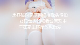 騷貨小女友脫光衣服.躺在泰迪熊上暗示要我去幹她