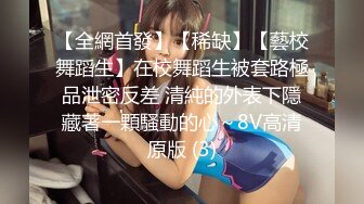 酒店偷拍❤️两对男女开房小哥灌醉巨乳女友扒光居然不敢操 战斗力很强的光斗大爷扑倒少妇一顿猛操