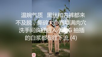 骚少妇躺在沙发上被大哥玩逼，一直跟狼友语音通话，AV棒塞进逼里玩弄，大鸡巴摩擦骚逼让骚逼给口交