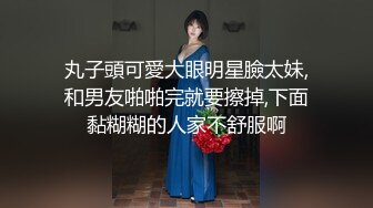 这么冷的天儿 依然要出去 真是牛逼【狐九儿】户外车震~车外按在车头~无套内射，干完尿在大街上，真刺激 (2)