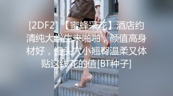 KTV厕所偷拍喝醉的美女趴在马桶上吐✿来个捡尸的屌丝男把她内裤脱了想上她