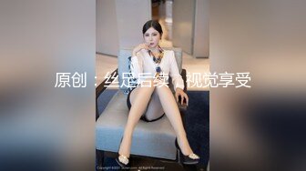 两老哥KTV点了两个妹子，一人一个揉捏奶子唱唱歌，沙发上同时开操