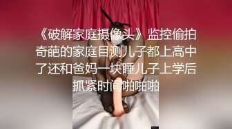 商场抄底牛仔裙粉胸衣清纯美女❤️前面透视黑森林和一大片湿痕