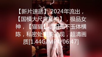 小胡渣男友和女友女上啪啪做爱后入一顿操，传教士草碧，被玩的脸颊泛红