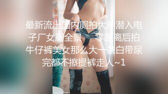 熟女齐逼连衣黑寡妇造型给胖哥吃鸡巴