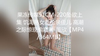 橙色T恤美女蹲姿撩人 充分展示干净肥美的鲍鱼