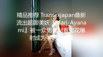  淫靡婚纱 绿帽贡献妻子给别人玩，穿着婚纱被单男拽着头发肏，自己只能看着老婆被内射撸 极度淫骚