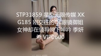 超棒美女3P淫乱盛宴 享受后入的同时当然嘴里也不能闲着啦，说这个姿势是涨的我满满的，身上麻