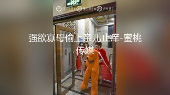 衣服还没脱完就开干 边口交边手指扣逼 现场激烈3P大战