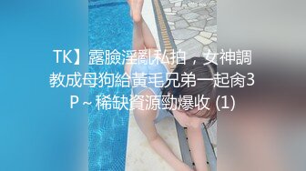 笑起来甜美又很骚外围小妹 换上情趣装丁字裤 服务周到吸蛋舔屌  让妹子扣逼自慰 后入爆插极品肥臀  连续搞了两炮