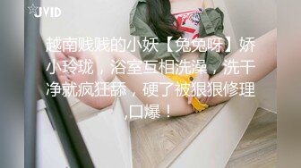 坑神潜入学院大教室和商场女卫生间偸拍多位年轻美眉拉屎撒尿有两个妹子不知道咋回事对着坑里呕吐