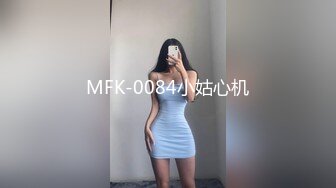 年轻骚妹子小玉与牛仔小青年男友驱车农村玉米地里放着嗨曲车震露脸这逗逼男内裤真TM骚1080P原版~1