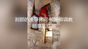 甜美小姐姐翘起屁股扒开，跳蛋塞入粉穴，假屌足交，快速抽插小穴