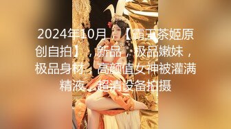  性感吊带睡衣红唇少妇居家夫妻啪啪，黑色丝袜扛起双腿抽插，掰穴舔逼骑上来自己动