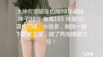  柔情小妹跟小哥在家激情性爱给狼友看，全程露脸喜欢在小哥怀里上位抽插，边亲边草多体位玩弄